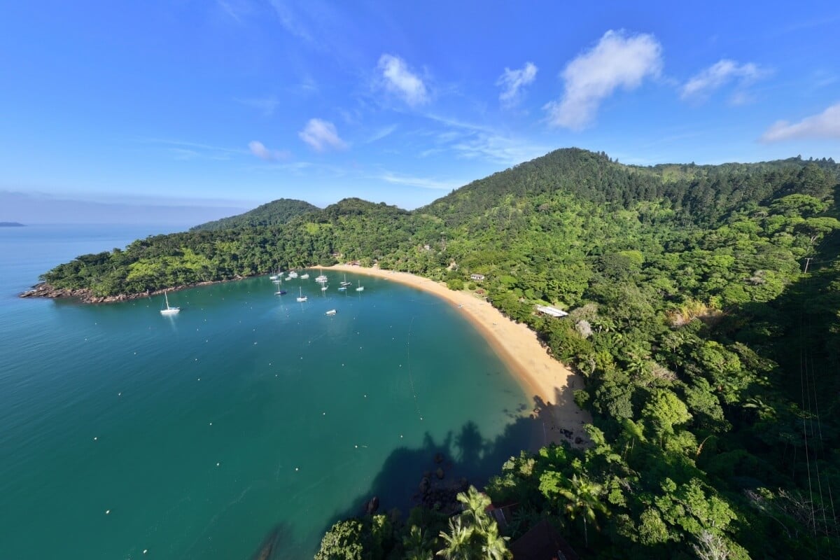 Ubatuba, no litoral Norte de São Paulo, encanta com sua exuberante natureza, rica cultura e mais de 100 praias (Imagem: Bruno Amir Imagens | Shutterstock)