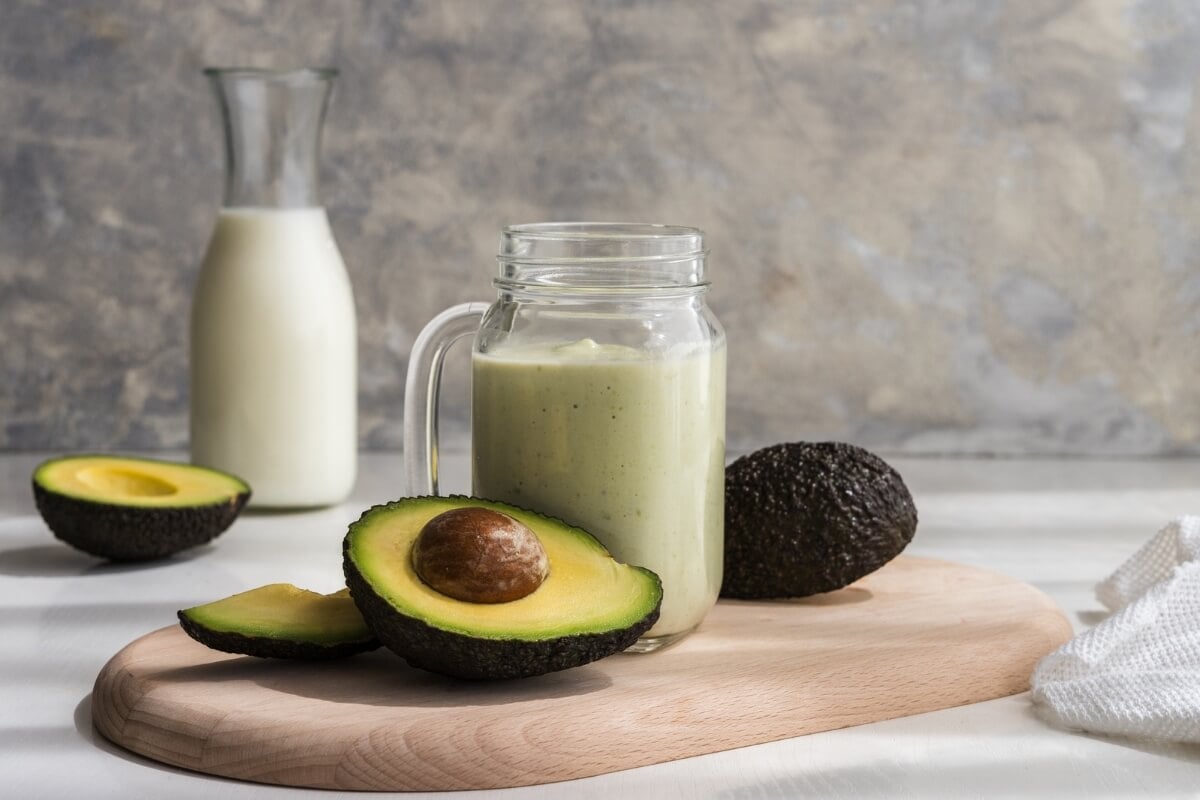 [Edicase]Vitamina de abacate com leite em pó (Imagem: Hrendon | Shutterstock) por Imagem: Hrendon | Shutterstock