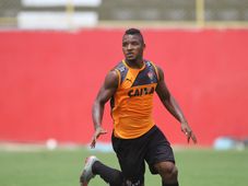 Imagem - Ex-Vitória volta de lesão grave com hat-trick e gol por seleção