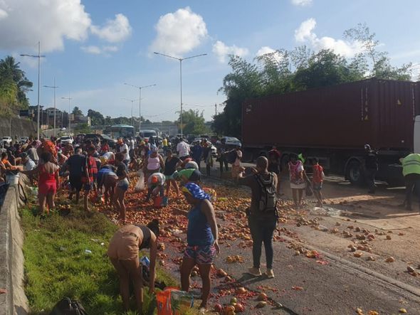 Imagem - Caminhão de frutas tomba na BR-324 e causa engarrafamento em Salvador