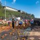 Imagem - Caminhão de frutas tomba na BR-324 e causa engarrafamento em Salvador