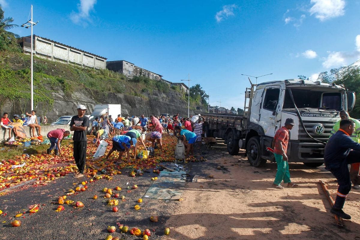 Caminhão que tombou carregava frutas