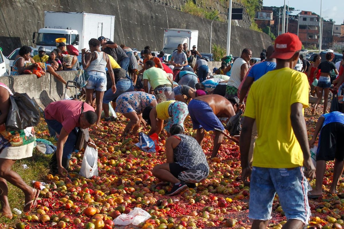 Caminhão que tombou carregava frutas