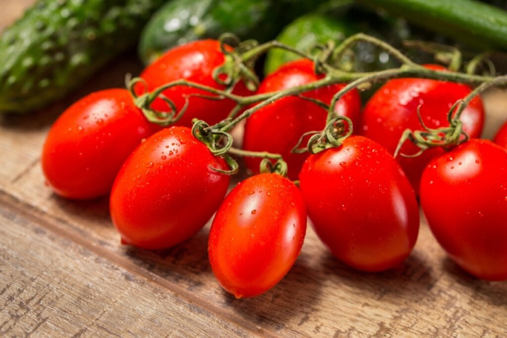 O tomate é abundante em água e vitamina C, e licopeno atua protegendo as células(Imagem: Ion Sebastian | Shutterstock) por Imagem: Ion Sebastian | Shutterstock