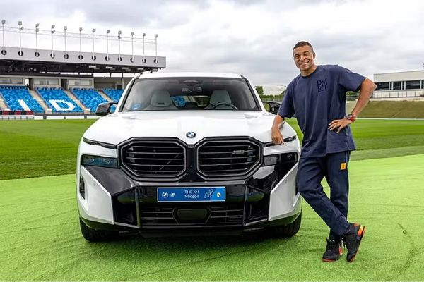 Mbappé posa ao lado de carro que ganhou no Real Madrid