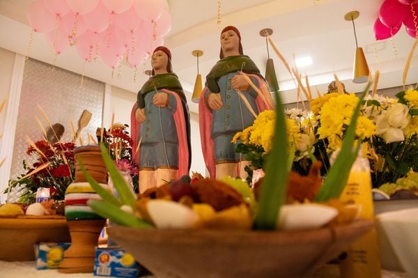 O caruru aos Ibejis reúne as comidas de todos os orixás, o que inclui vatapá, arroz branco, feijão preto, inhame, milho branco, acarajé, abará, cana, xinxim de galinha, banana frita e farofa de dendê.