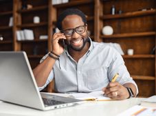 Imagem - Iniciativa oferece 50 mil bolsas de idiomas gratuitas para pessoas negras; veja como se inscrever