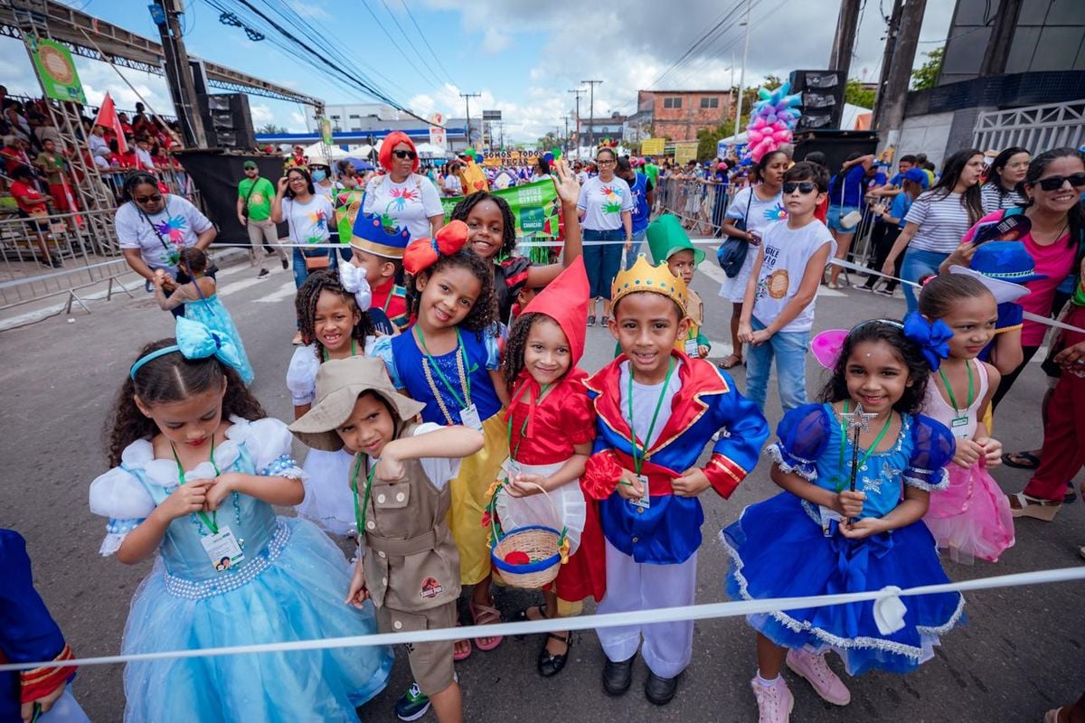 Estudantes durante desfile em Camaçari