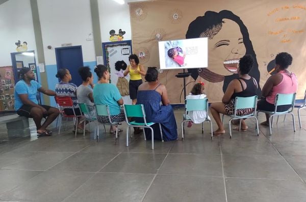 Pais recebem fotos de seus filhos vestidos com becas e se emocionam