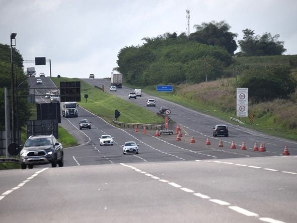 Imagem - PRF bloqueia via da BR-324, no sentido Feira-Salvador