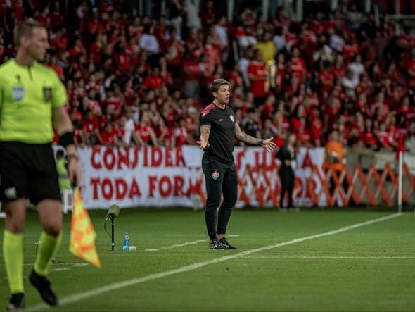 Imagem - 'Fez toda diferença': Carpini lamenta pênalti 'evitável' em derrota do Vitória para o Internacional