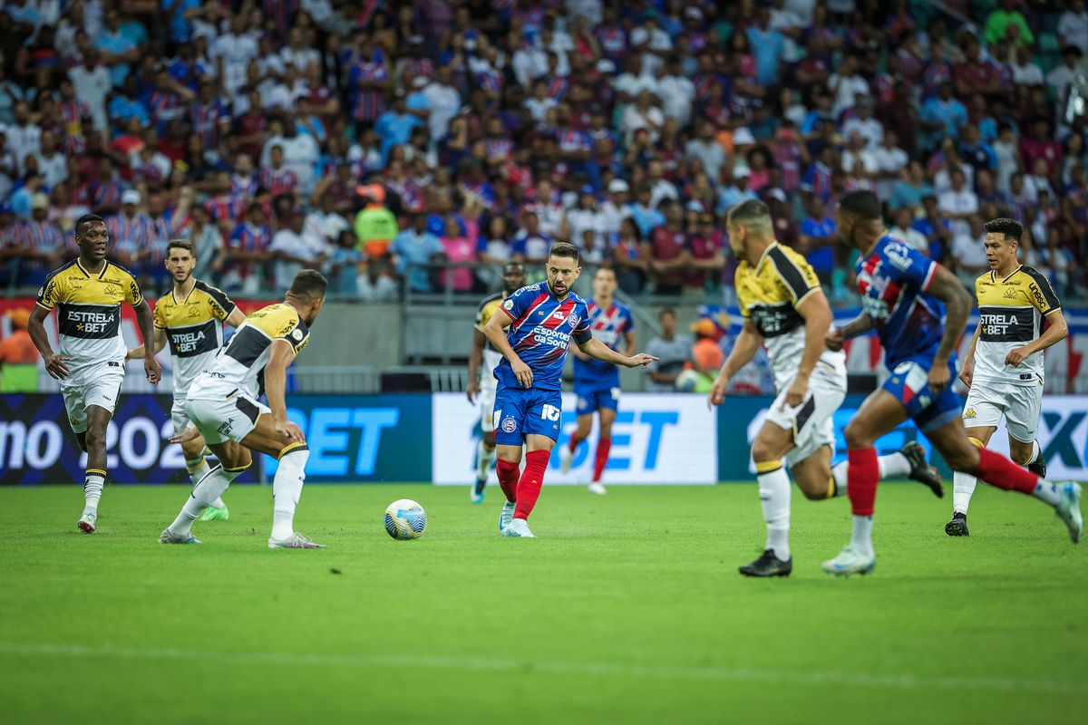 Everton Ribeiro recebeu o terceiro cartão amarelo e está fora do jogo contra o Flamengo