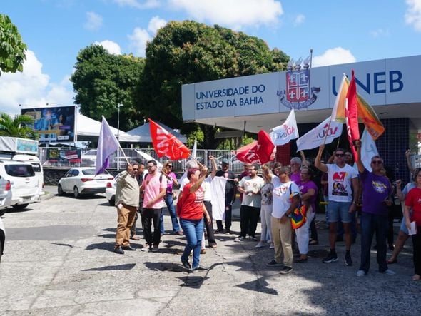 Imagem - Professores da Uneb realizam protesto e assembleia para discutir greve