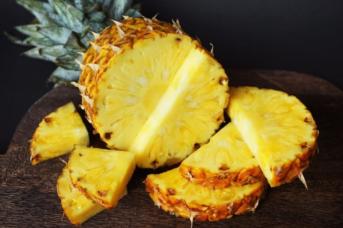 O abacaxi é uma fonte de nutrientes essenciais para o funcionamento do organismo (Imagem: Kate Korolova | Shutterstock) por Imagem: Kate Korolova | Shutterstock