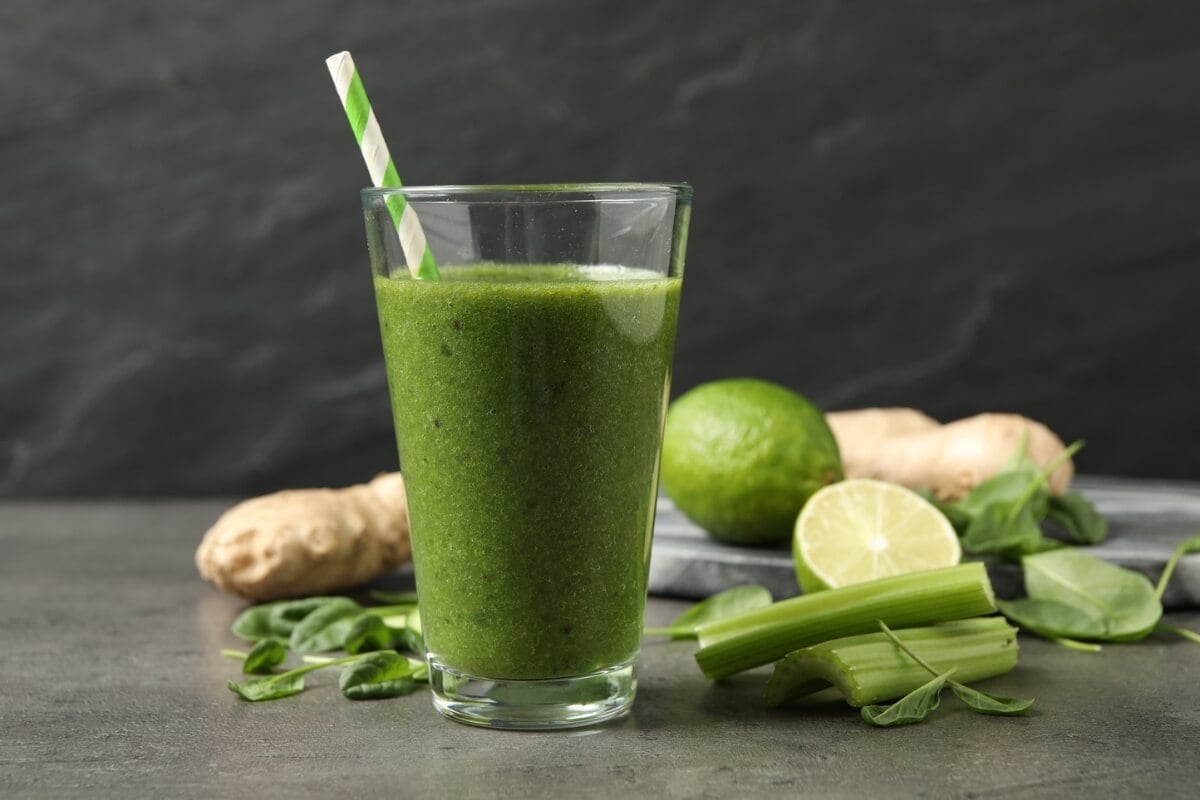 [Edicase]Suco de espinafre com aipo e gengibre (Imagem: New Africa | Shutterstock)  por Imagem: New Africa | Shutterstock