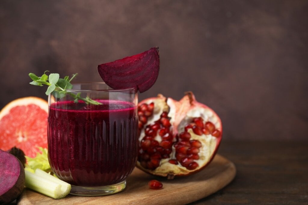 [Edicase]Suco de romã com beterraba e laranja (Imagem: New Africa | Shutterstock)  por Imagem: New Africa | Shutterstock