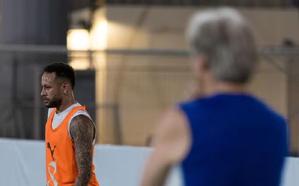 Neymar é observado por Jorge Jesus em treino 