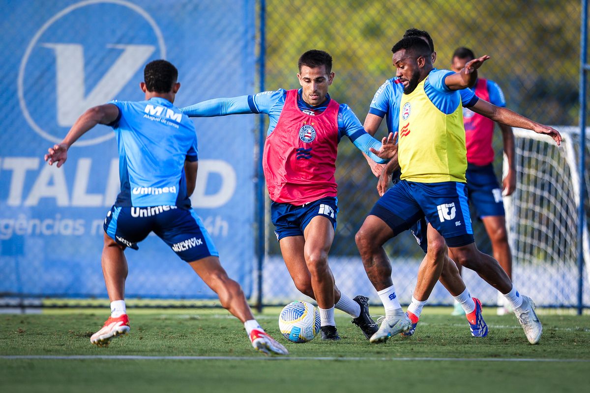 Acevedo durante treino do Bahia; jogador está recuperado após cirurgia