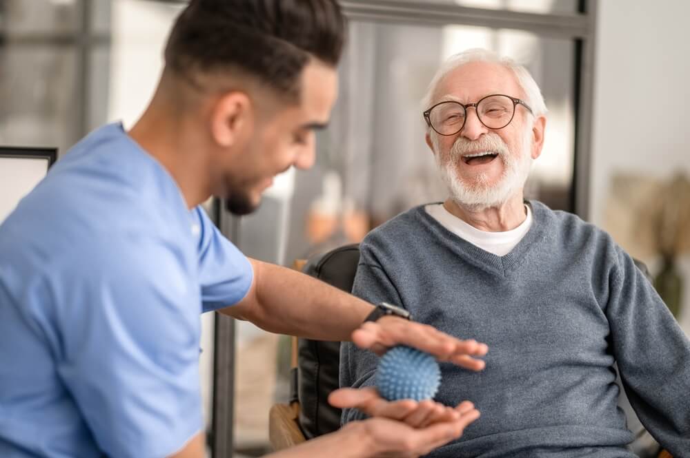 A fisioterapia é uma grande aliada para promover a autonomia e a capacidade funcional dos idosos (Imagem: Dmytro Zinkevych | Shutterstock)