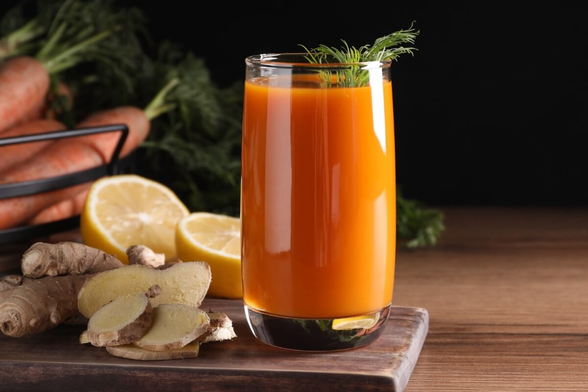 Suco de laranja com cenoura e gengibre (Imagem: CreatoraLab | Shutterstock) por Imagem: CreatoraLab | Shutterstock