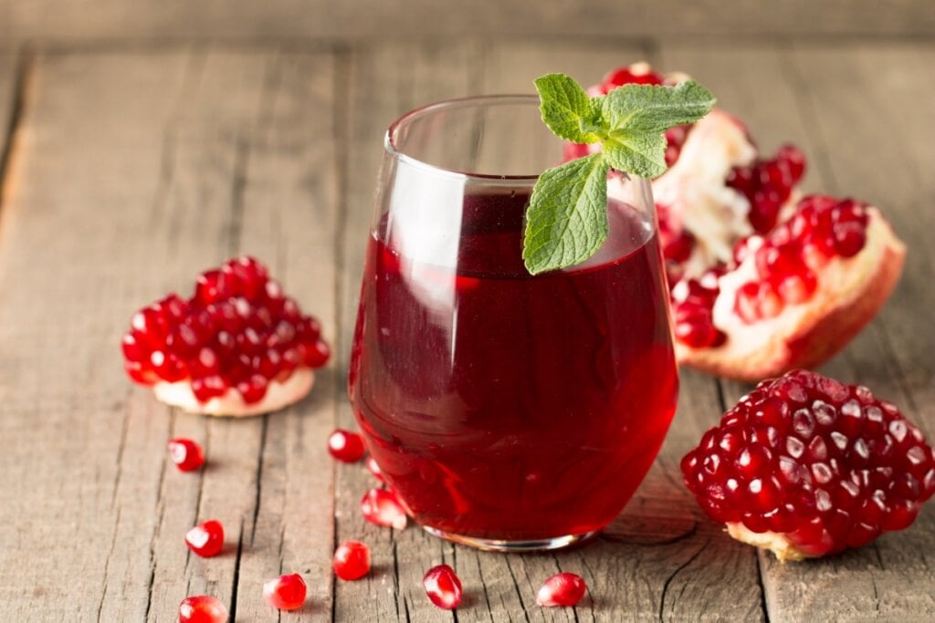 [Edicase]Suco detox de romã (Imagem: New Africa | Shutterstock) por Imagem: New Africa | Shutterstock