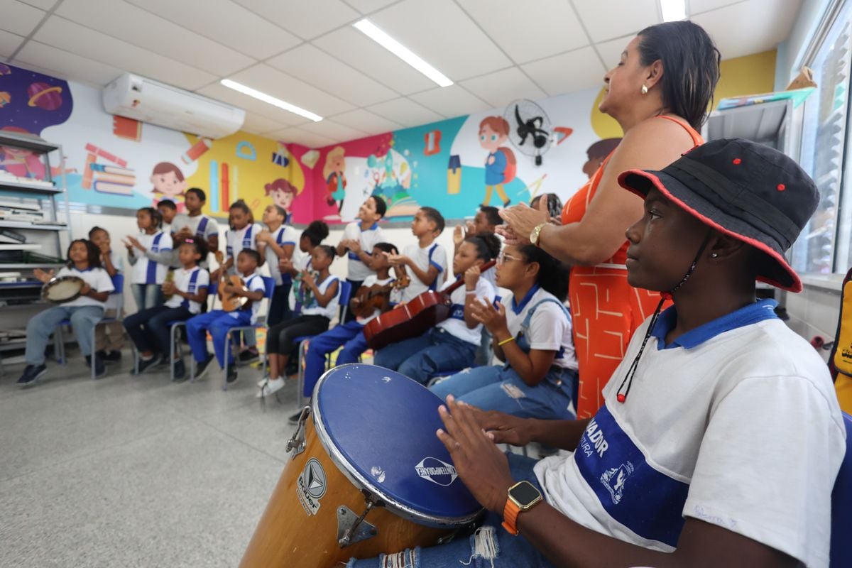 São duas turmas com 25 alunos; aulas ocorrem às terças