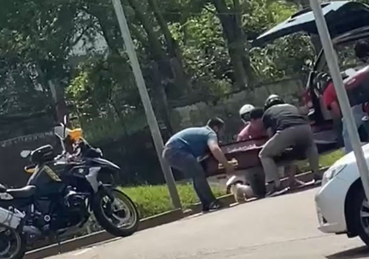 Caixão cai de carro funerário