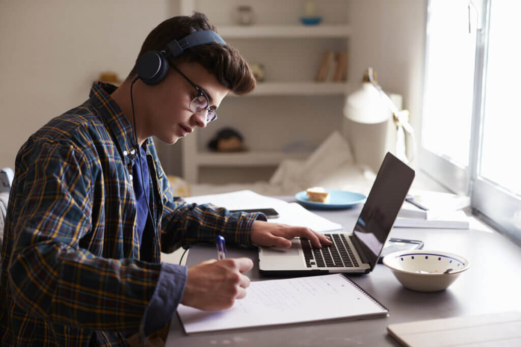 Encontre o ritmo ideal de estudo para a sua rotina (Imagem: fizkes | Shutterstock) por Imagem: fizkes | Shutterstock
