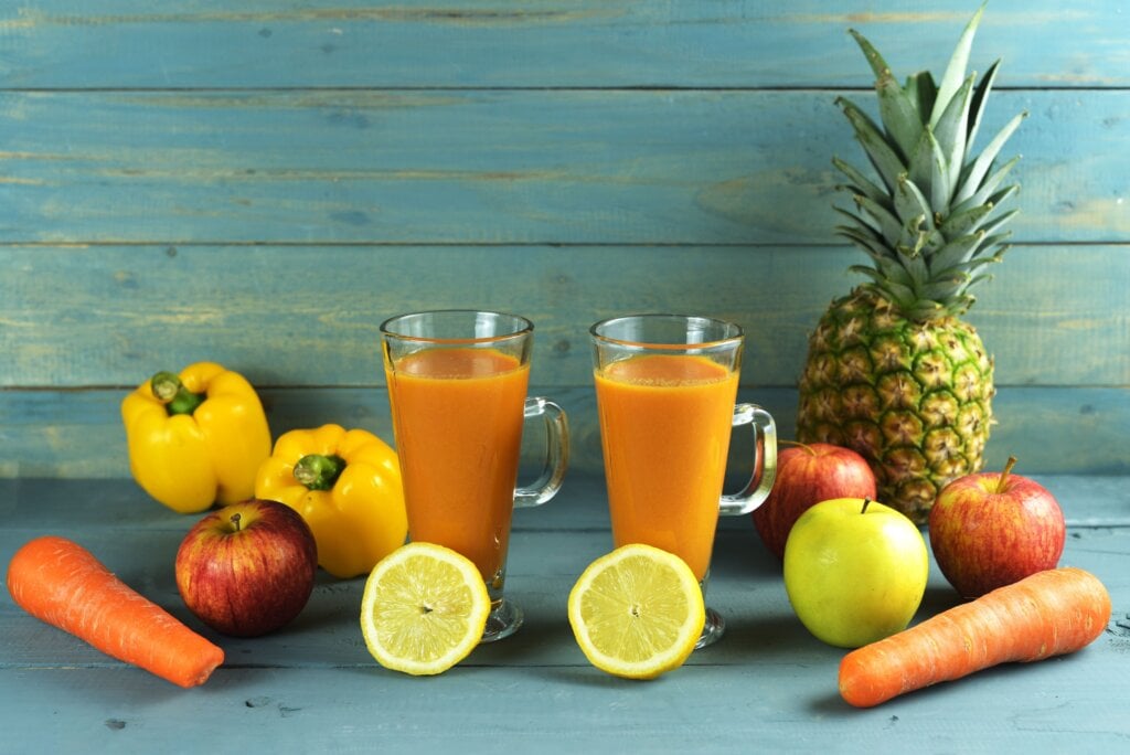 [Edicase]Suco detox de abacaxi, cenoura, maçã e pimentão amarelo (Imagem: Endah Kurnia P | Shutterstock) por Imagem: Endah Kurnia P | Shutterstock