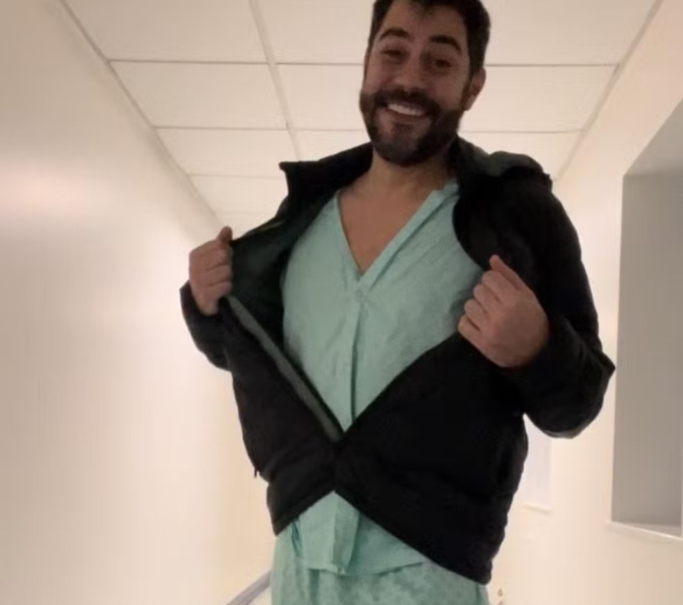 Evaristo Costa no hospital por Redes sociais