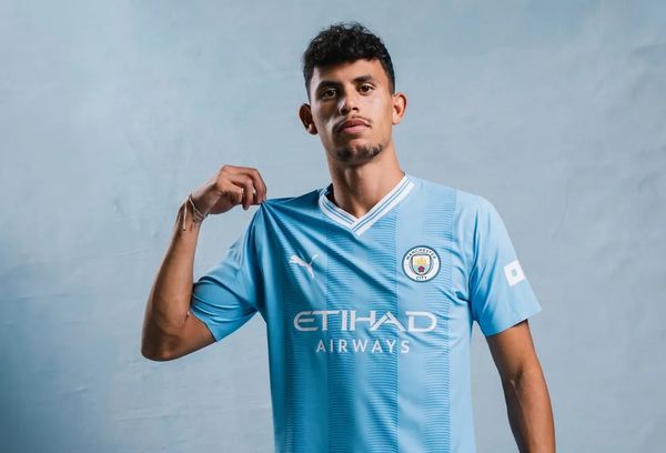 Matheus Nunes, do Manchester City, pegou celular de homem em confusão na Espanha