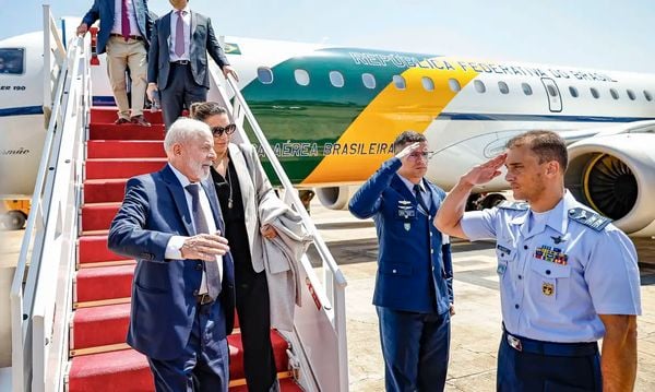 Presidente da República, Luiz Inácio Lula da Silva, durante chegada na Base Aérea de Brasília