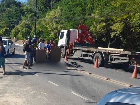 Imagem - Ciclista bate a cabeça após ser atropelado por caminhão em Porto Seguro