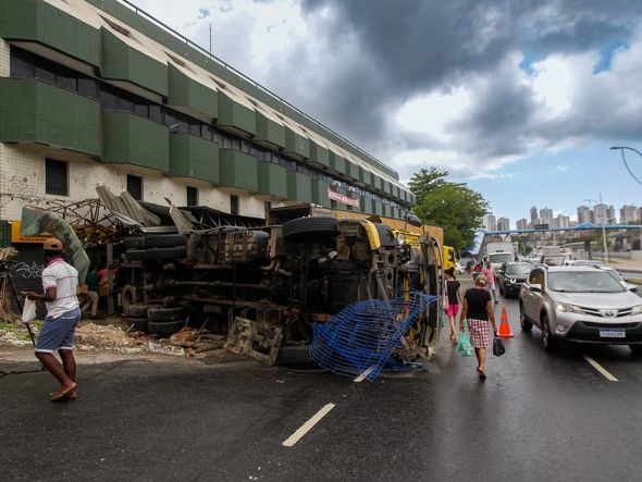 Imagem - Caminhão tomba e deixa trânsito lento na Vasco da Gama