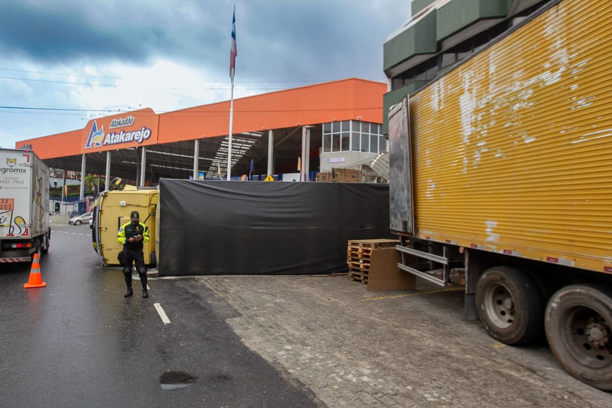 Caminhão carregado de mercadoria tombou na Av. Vasco da Gama