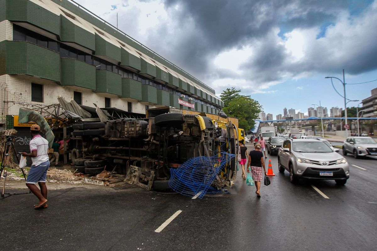 Caminhão tombou na Avenida Vasco da Gama