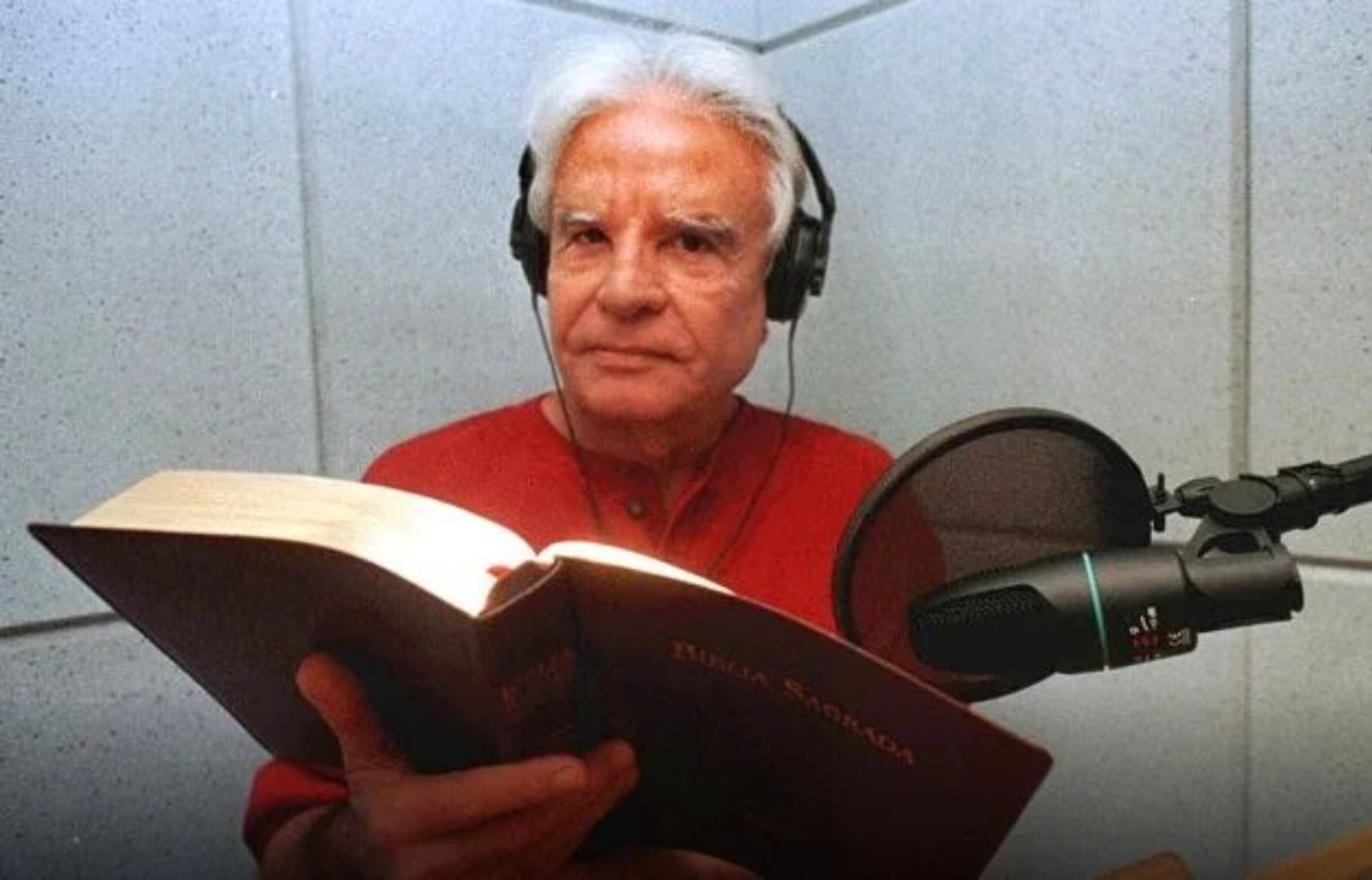 Cid Moreira leu toda a Bíblia sagrada por Redes sociais