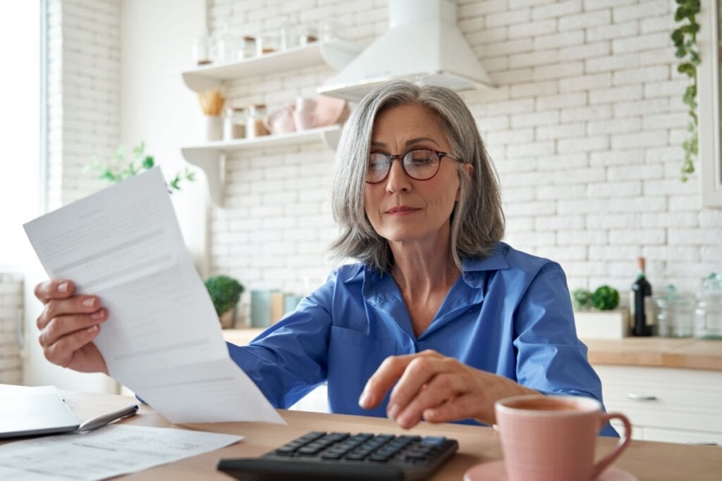 Antes de pedir a restituição, é importante revisar as contribuições ao INSS (Imagem: Ground Picture | Shutterstock)