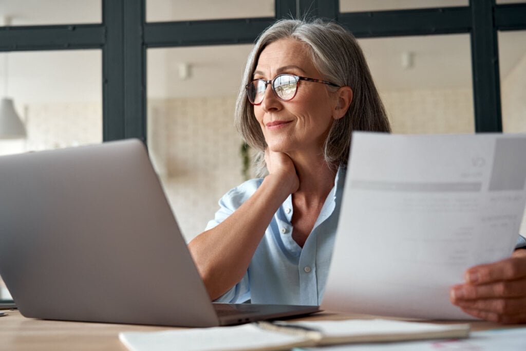 Idosos, com mais experiência de vida, sabem da importância de desconectar e definir limites para evitar o esgotamento (Imagem: Ground Picture | ShutterStock)