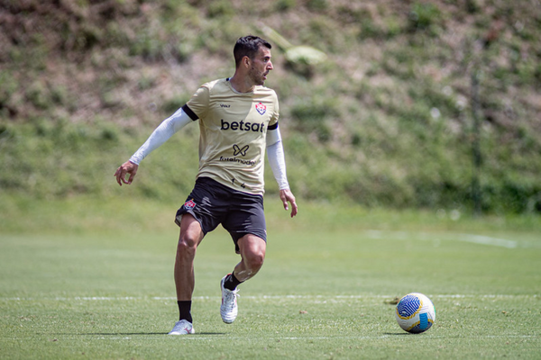 Lateral Raúl Cáceres está há quatro partidas como titular do Vitória