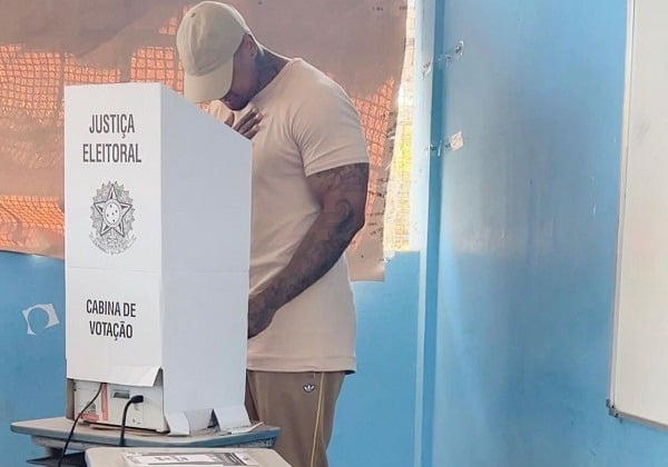 Leo Santana votando