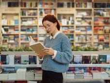 Imagem - VÍDEO: Por que ler está na moda? Entenda como o fenômeno dos clubes de leitura invadiu até as passarelas