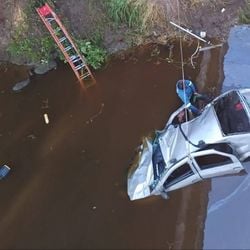 Imagem - Carro cai em córrego e quatro pessoas morrem na BR-116