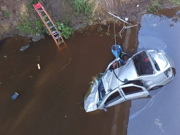 Imagem - Carro cai em córrego e quatro pessoas morrem na BR-116