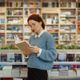 Imagem - VÍDEO: Por que ler está na moda? Entenda como o fenômeno dos clubes de leitura invadiu até as passarelas