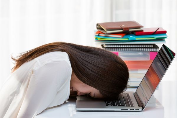 Cansaço físico e emocional recorrente, irritabilidade, insônia, dor de cabeça, tontura, falta de apetite e falta de ar devem ser avaliados