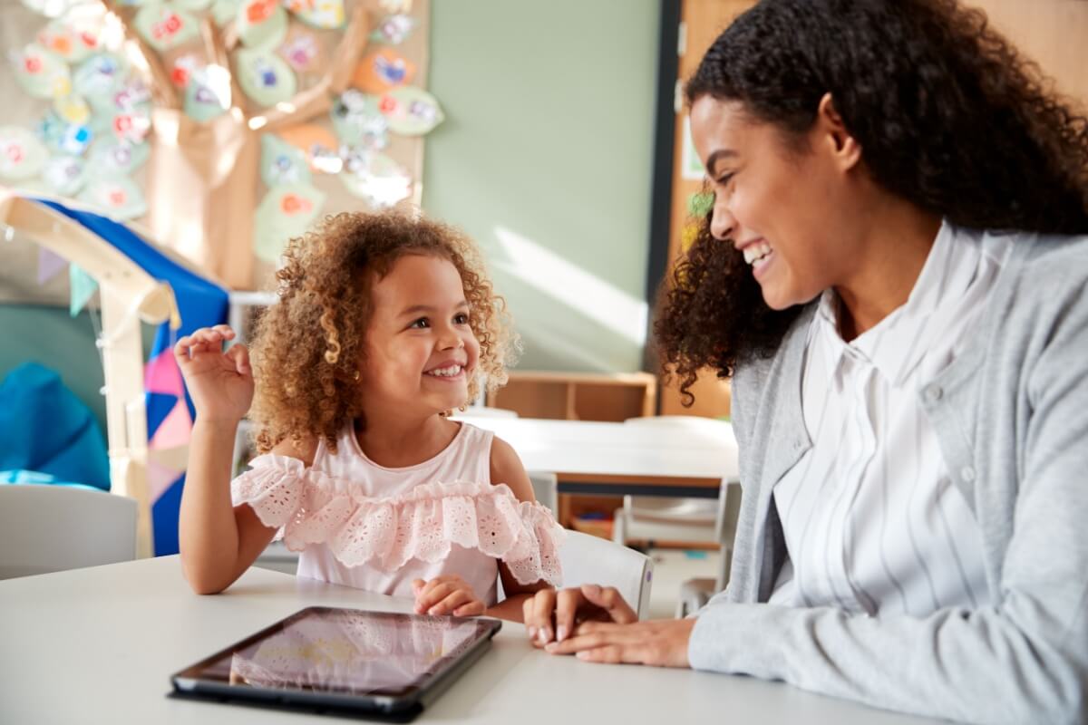 A tecnologia pode ser uma aliada para o desenvolvimento de crianças neurodivergentes (Imagem: Monkey Business Images | Shutterstock) por Imagem: Monkey Business Images | Shutterstock