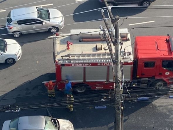 Imagem - Carro pega fogo em frente a condomínio no Horto Bela Vista