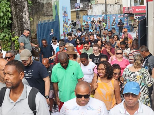 Imagem - Abertura dos portões no maior colégio eleitoral de Salvador tem fila de dobrar o quarteirão