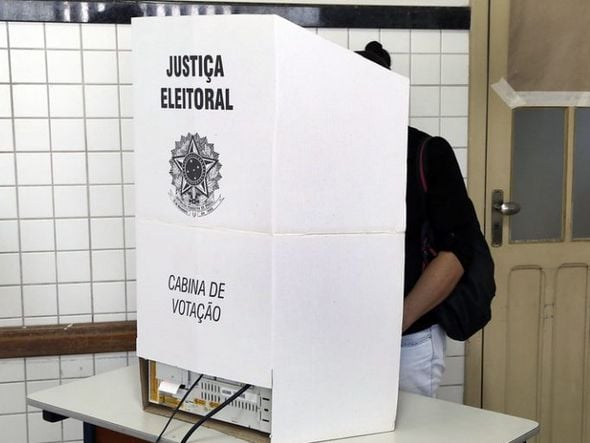 Imagem - Presidente de seção é presa com maconha e caderno de votação escondido no Rio